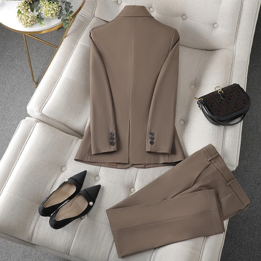 Ensemble tailleur femme bleu ciel avec veste blazer et pantalon habillé
