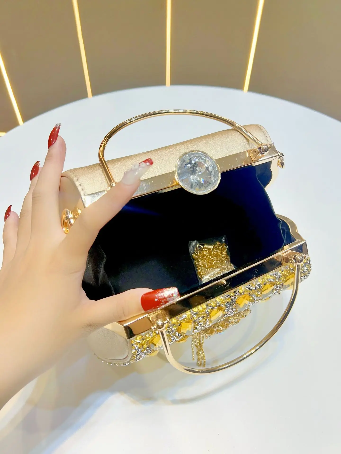 Sac de soirée luxueux en strass avec pompon – Pochette élégante pour mariage et fête