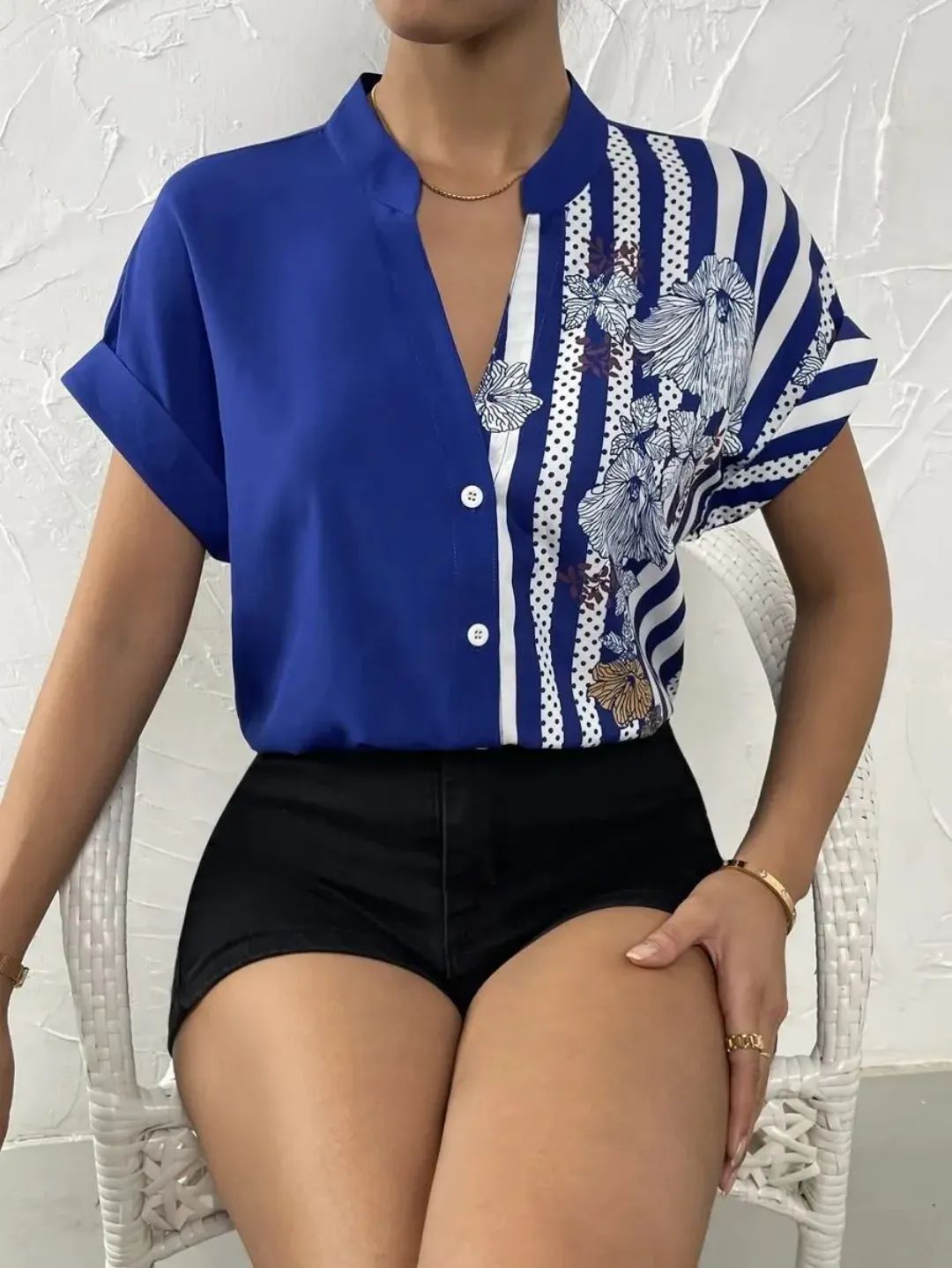 Chemise Femme Élégante Rouge à Motifs Rayures et Fleurs – Manches Courtes